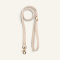 Charger l'image dans la visionneuse de la galerie, Patomia beige vegan leather dog leash with durable zamak metal hardware, 1.4 meters long, handcrafted in Europe.