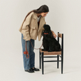 Charger l'image dans la visionneuse de la galerie, Patomia brown vegan leather dog leash held by a woman standing next to a black dog sitting on a wooden chair