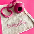 Charger l'image dans la visionneuse de la galerie, Patomia Bubble Feeder dog treat toy in pink and white silicone with a matching pink rope on a branded canvas bag