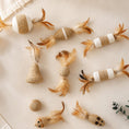 Charger l'image dans la visionneuse de la galerie, Patomia natural sisal cat toys with feathers and bells in various shapes for interactive play and scratching