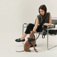 Charger l'image dans la visionneuse de la galerie, Patomia black vegan leather dog leash with zamak hardware, held by a woman sitting in a chair with her dog.
