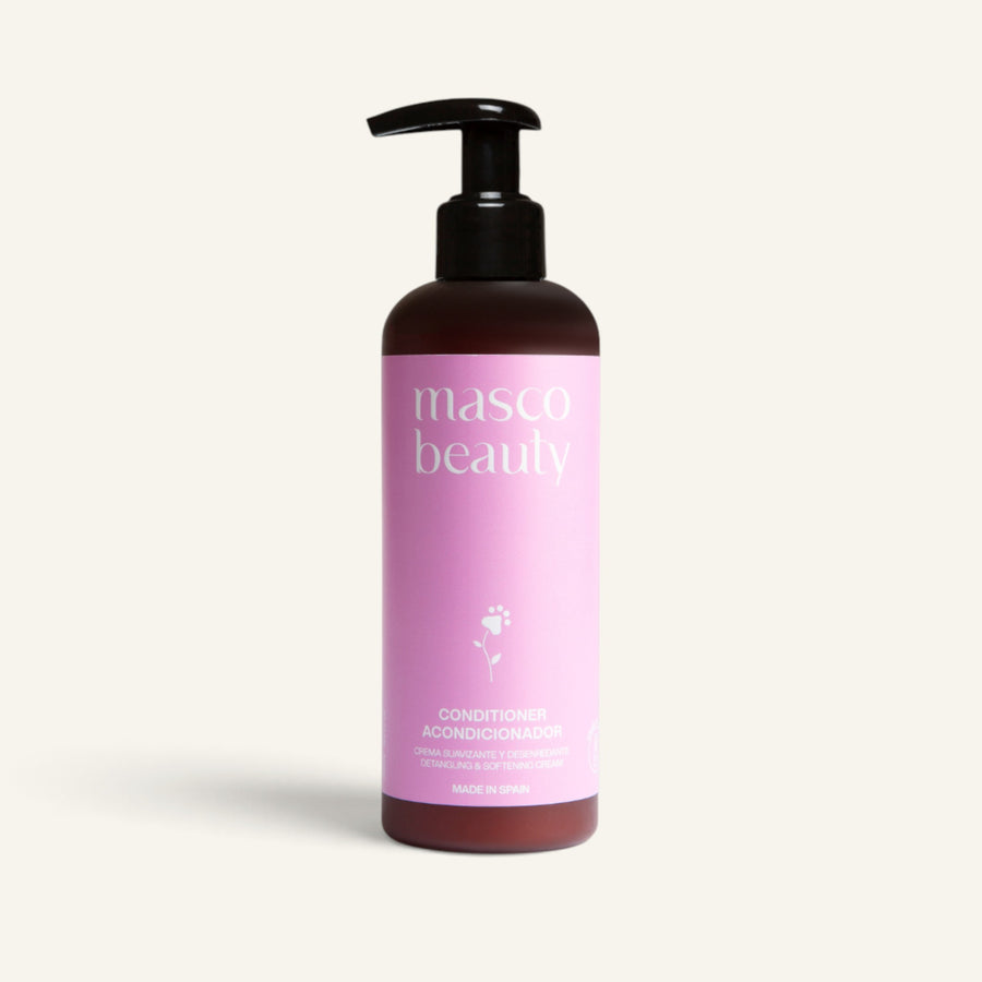 Patomia detangling conditioner for dogs and cats in a pink 250ml pump bottle with collagen for soft shiny fur