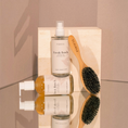 Charger l'image dans la visionneuse de la galerie, Patomia dog grooming set featuring a wooden brush with Tampico bristles, shampoo, and refreshing spray on a mirror.
