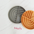 Charger l'image dans la visionneuse de la galerie, Patomia The Dreamy round silicone lickmats in green and orange with arch patterns for pet enrichment and slow feeding.
