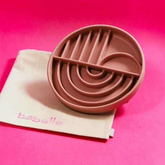 Patomia The Dreamy round silicone lickmat in Vieux Rose with a soft arch pattern, shown with a cotton storage bag.
