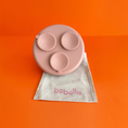 Charger l'image dans la visionneuse de la galerie, Patomia The Dreamy round silicone lickmat in vieux rose with three suction cups on a beige fabric bag
