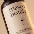 Charger l'image dans la visionneuse de la galerie, Patomia Masco Beauty natural aloe vera pet shampoo bottle for sensitive skin with water droplets on the label
