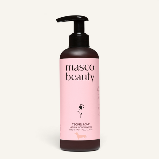 Patomia natural dog shampoo for short-haired breeds like dachshunds in a 250ml pump bottle with jojoba and chamomile