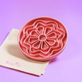 Charger l'image dans la visionneuse de la galerie, Patomia The Petal daisy-shaped silicone lickmat in vieux rose for calming dog enrichment and slow feeding
