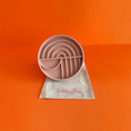 Charger l'image dans la visionneuse de la galerie, Patomia The Dreamy round silicone lickmat in vieux rose with a soft arch pattern for pet enrichment and slow feeding.
